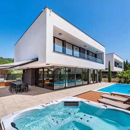 Villa Omega - Four Bedroom With Swimming Pool