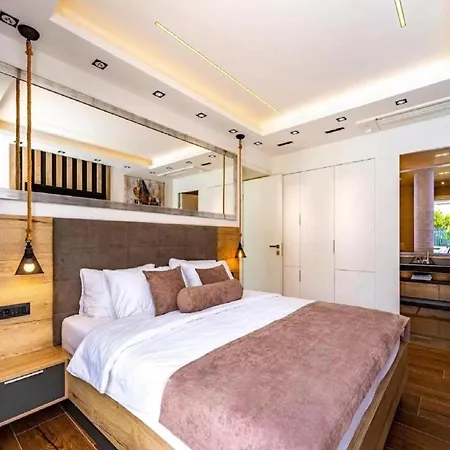 Villa Omega - Four Bedroom With Swimming Pool