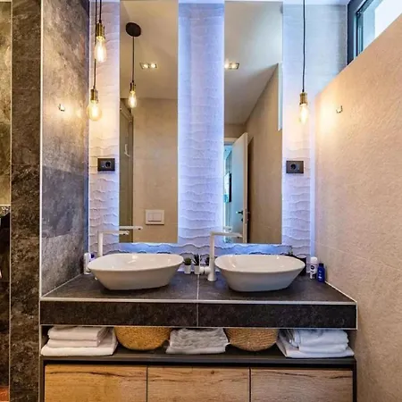 Omega - Four Bedroom With Swimming Pool Villa Rab Town