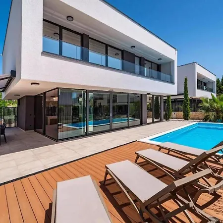 Villa Omega - Four Bedroom With Swimming Pool Rab Town
