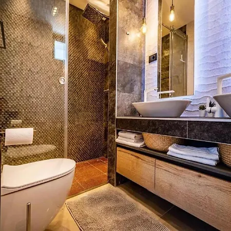 Omega - Four Bedroom With Swimming Pool