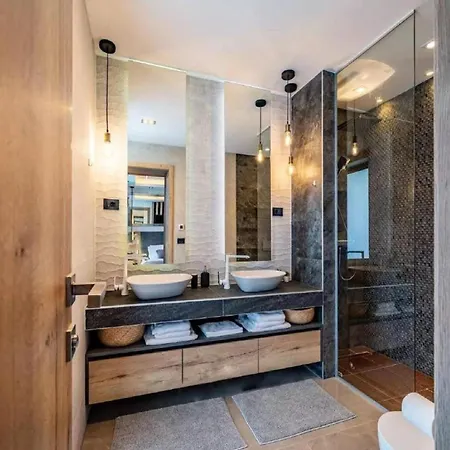 Omega - Four Bedroom With Swimming Pool 빌라 *