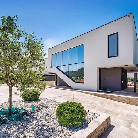 빌라 Omega - Four Bedroom With Swimming Pool 라브