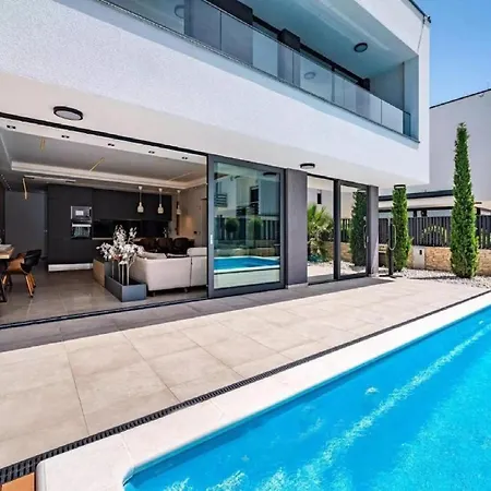 Omega - Four Bedroom With Swimming Pool