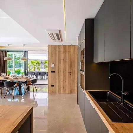 Omega - Four Bedroom With Swimming Pool Villa Rab Town