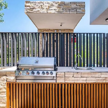 Omega - Four Bedroom With Swimming Pool Villa Rab Town