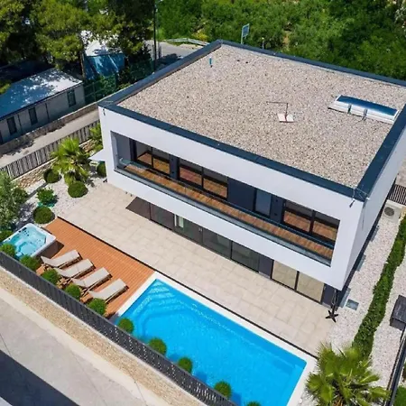 Villa Omega - Four Bedroom With Swimming Pool Rab Town