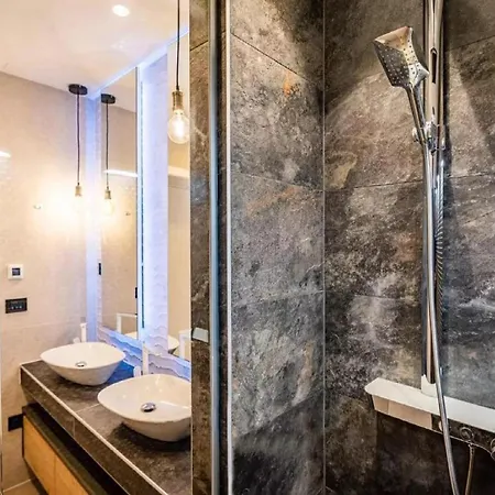 빌라 Omega - Four Bedroom With Swimming Pool 라브