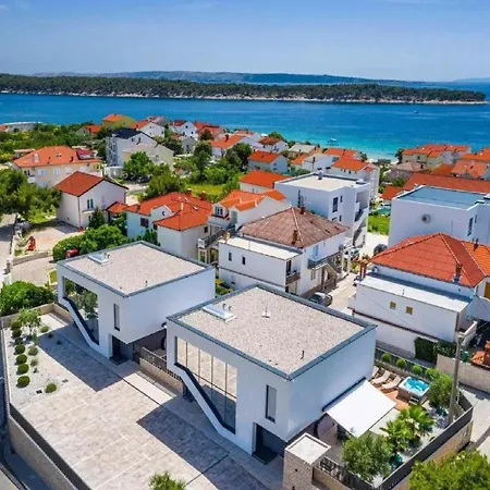 Omega - Four Bedroom With Swimming Pool * 라브