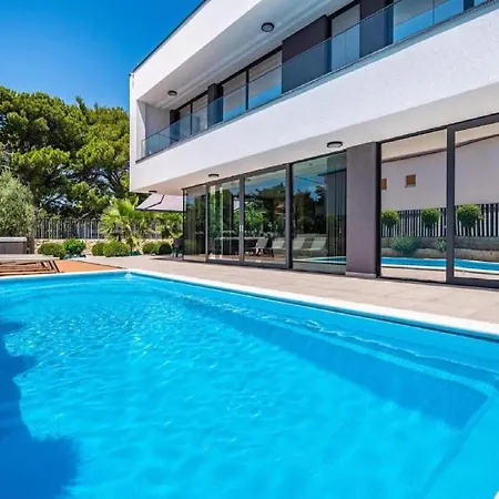 Omega - Four Bedroom With Swimming Pool