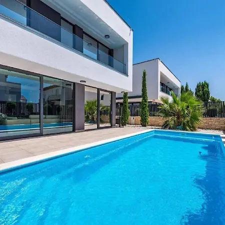 Omega - Four Bedroom With Swimming Pool *