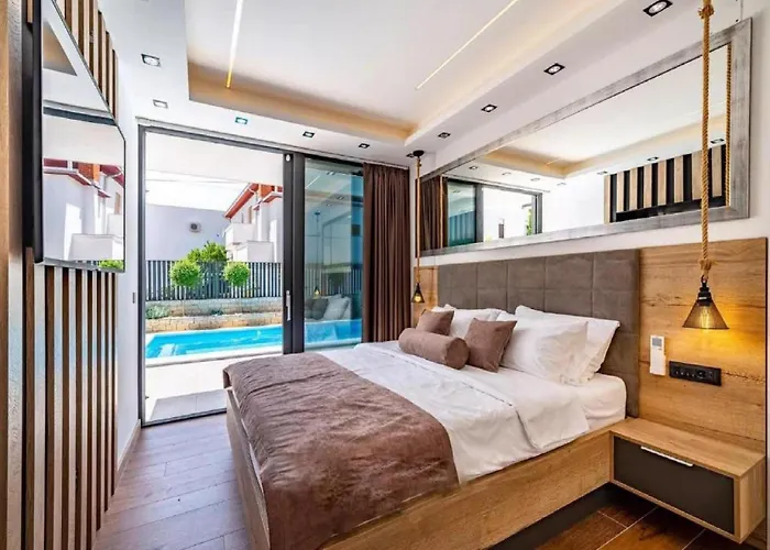 Villa Omega - Four Bedroom With Swimming Pool *