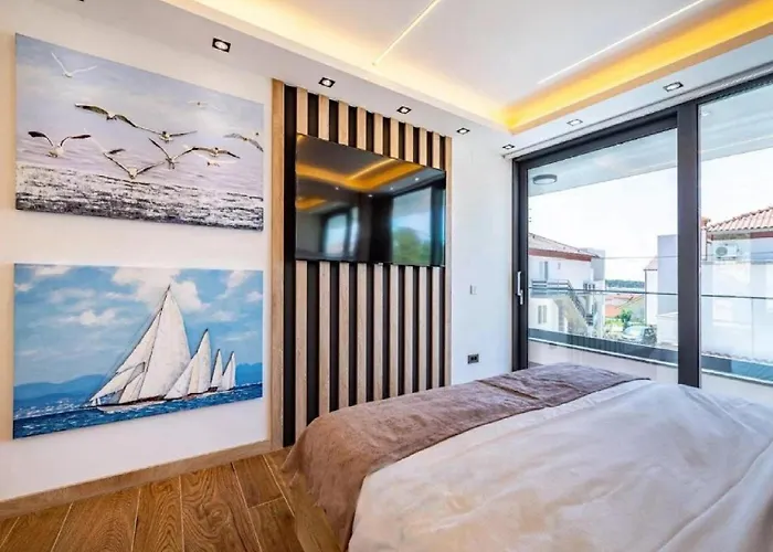 Villa Omega - Four Bedroom With Swimming Pool *