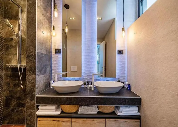 Omega - Four Bedroom With Swimming Pool Villa Rab Town