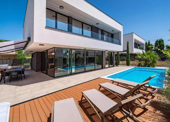 Villa Omega - Four Bedroom With Swimming Pool Rab Town