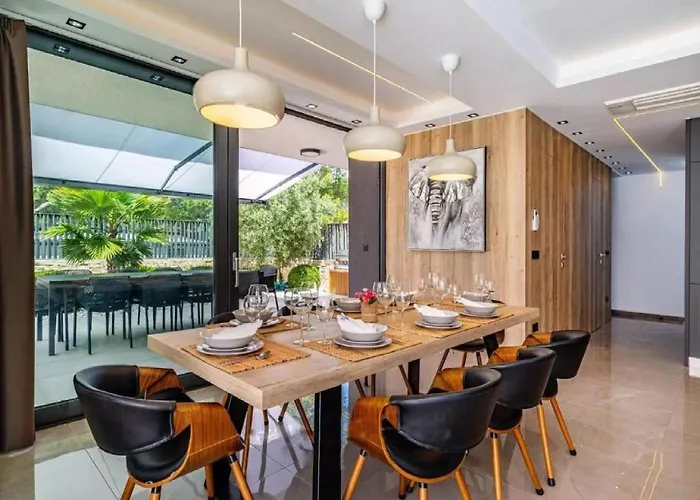 Omega - Four Bedroom With Swimming Pool Rab Town