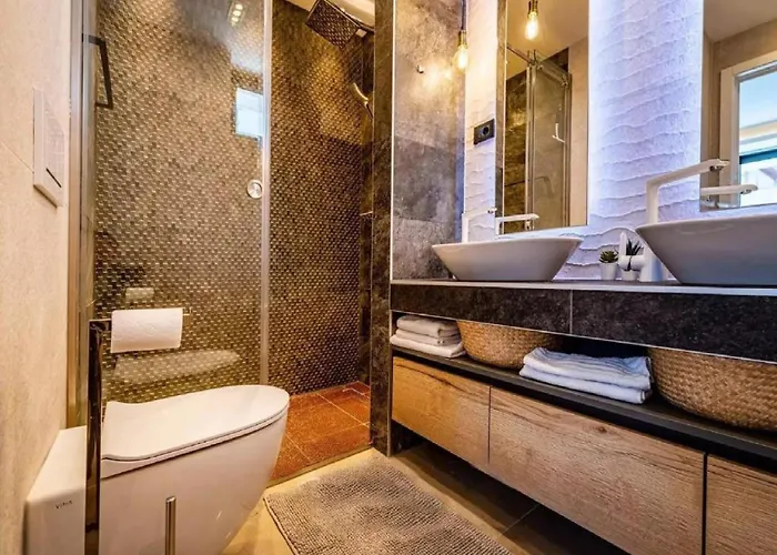 Omega - Four Bedroom With Swimming Pool