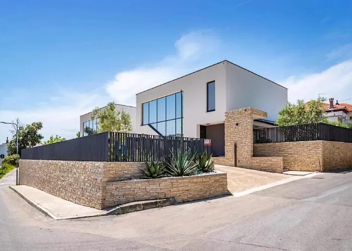 Villa Omega - Four Bedroom With Swimming Pool *