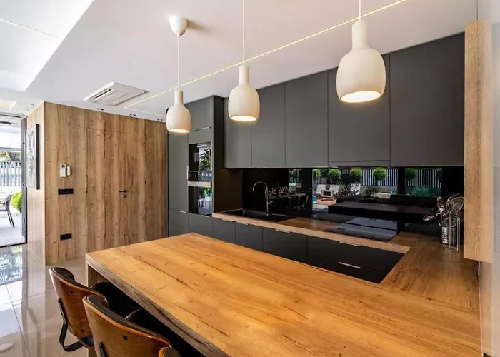 Omega - Four Bedroom With Swimming Pool Rab Town