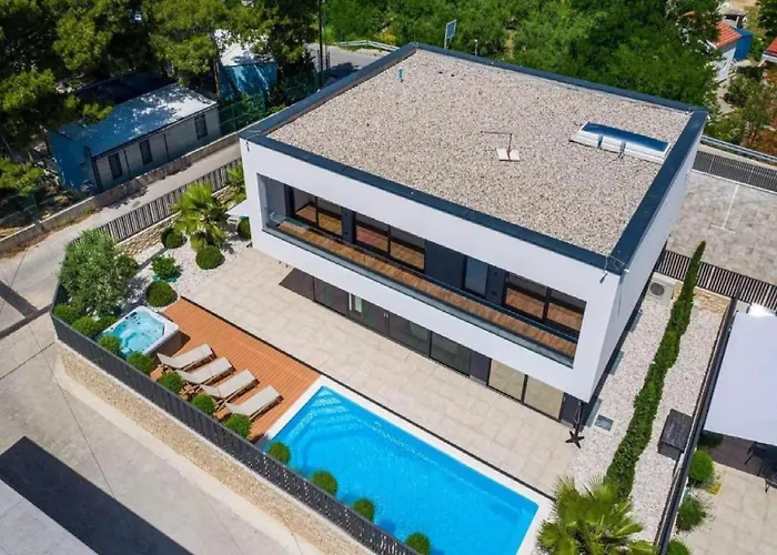 Villa Omega - Four Bedroom With Swimming Pool Rab Town