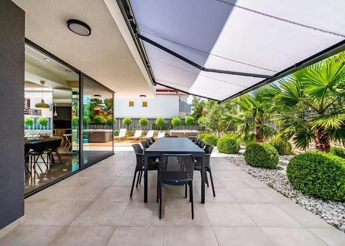 Omega - Four Bedroom With Swimming Pool *