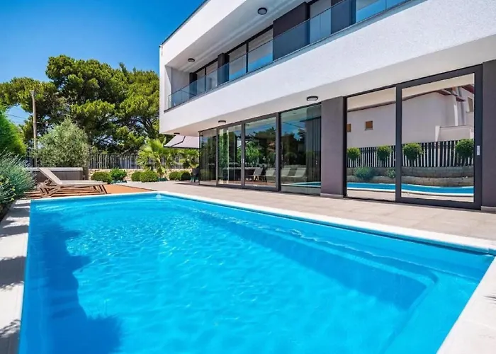 Omega - Four Bedroom With Swimming Pool