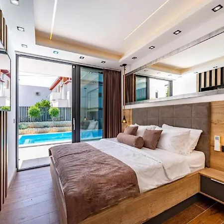 Vila Omega - Four Bedroom With Swimming Pool *
