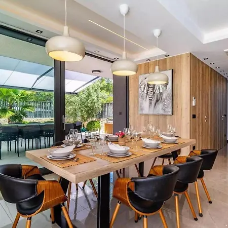 Omega - Four Bedroom With Swimming Pool Rab Town