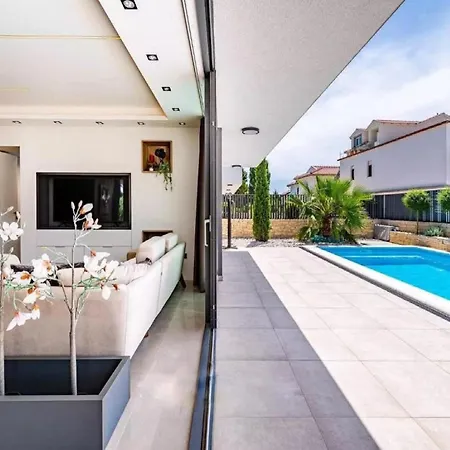Omega - Four Bedroom With Swimming Pool Vila