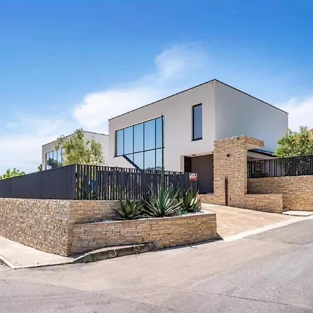 Vila Omega - Four Bedroom With Swimming Pool *