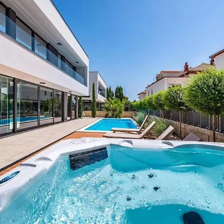 Omega - Four Bedroom With Swimming Pool Vila