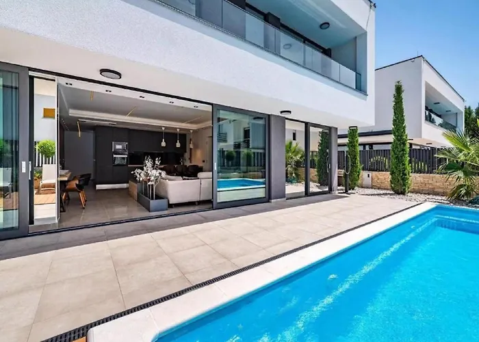 Omega - Four Bedroom With Swimming Pool