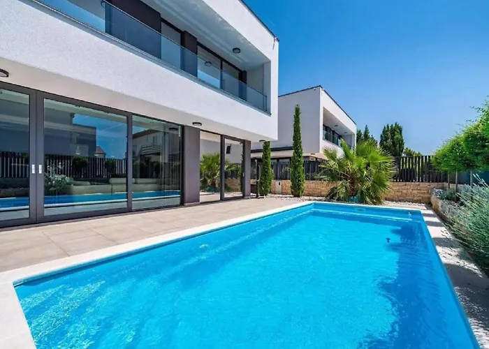 Omega - Four Bedroom With Swimming Pool *